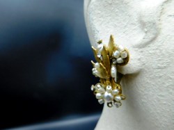 1 PAIR OF ROBERT PAT PEND PEARL CLUSTER CLIP EARRINGS & 1 FLORAL SCREWBACK EARRINGS